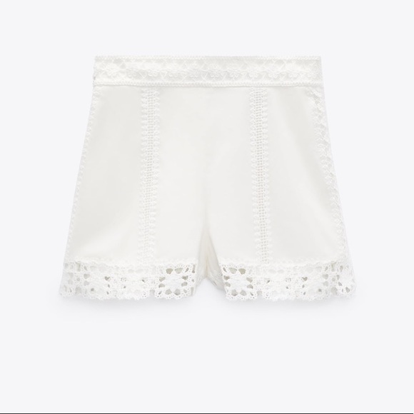 High waisted shorts with tonal crochet appliqué. Side hidden inseam zip closure - Picture 5 of 11